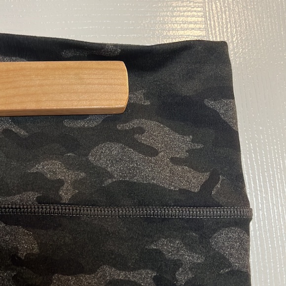 Fabletics Black and Gray Camo Fabric Mid-rise Hidden ID Pocket Size Medium - Picture 2 of 5